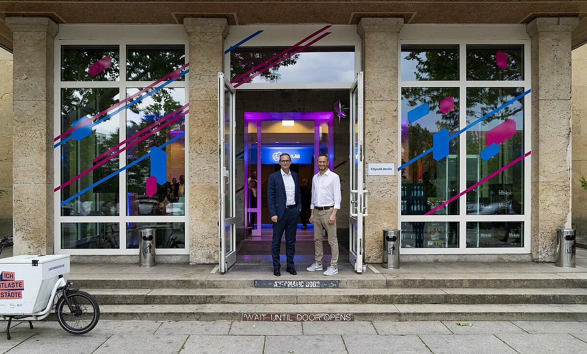 Michael Müller (left), governing major of Berlin and Nicolas Zimmer, chairman of the board at Technologiestiftung Berlin at the CityLAB gate for the official opening
