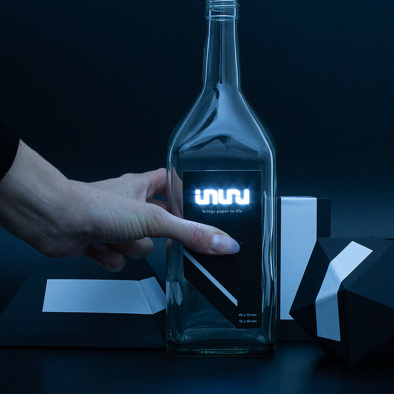 Luminous bottle label from Berlin startup Inuru