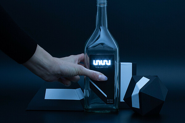 Luminous bottle label from Berlin startup Inuru