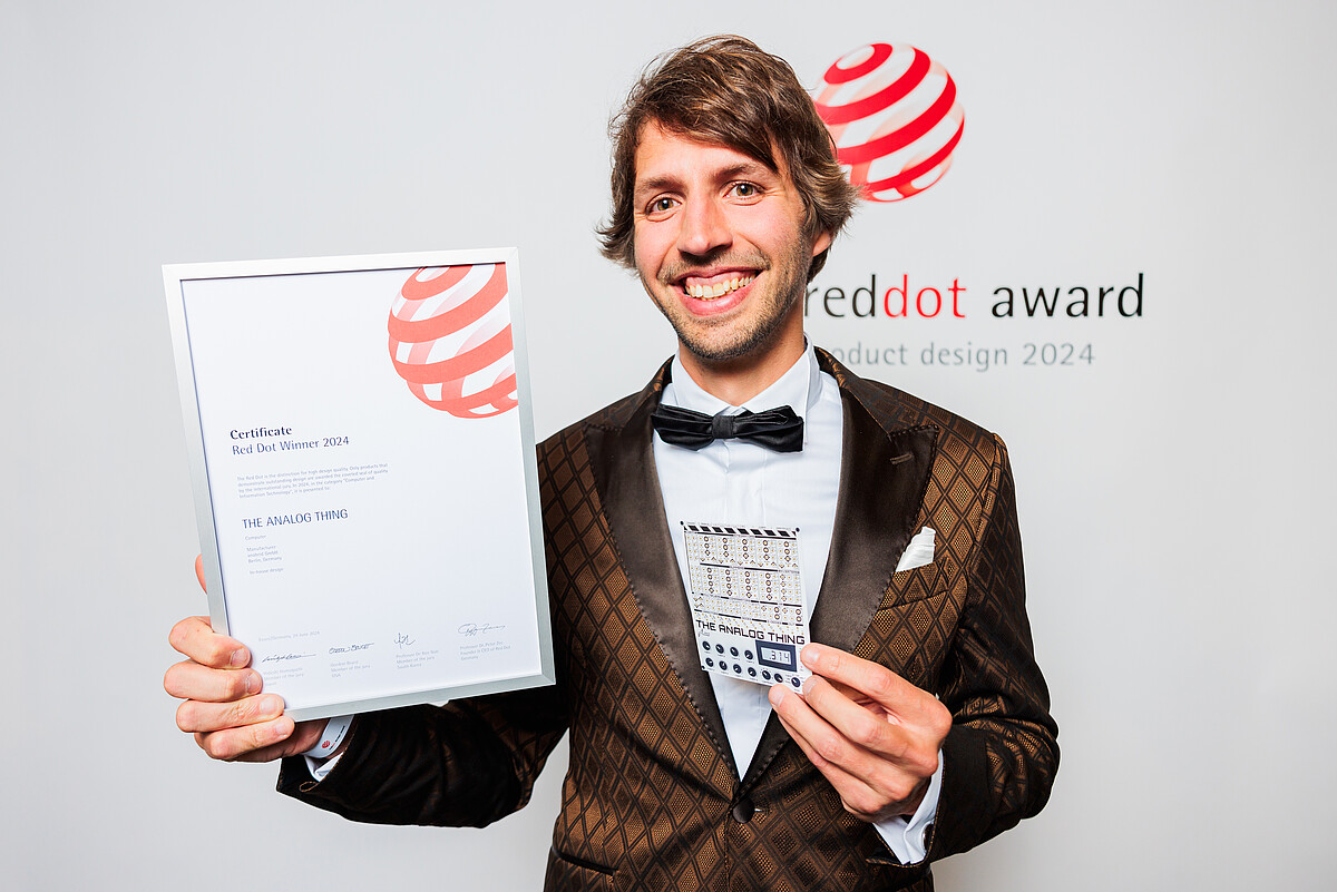 Sven Köppel accepting the Red Dot Award for THE ANALOG THING.