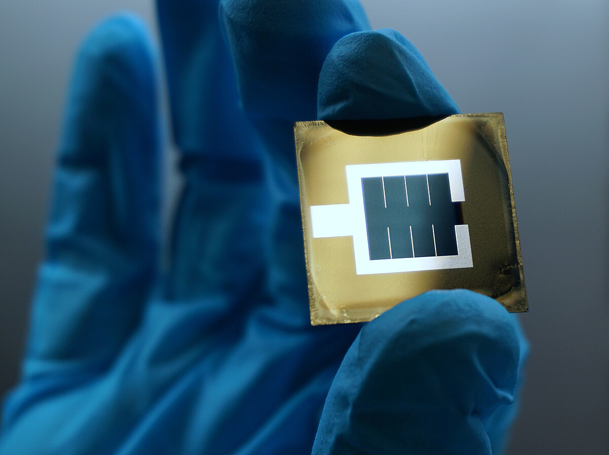 A simple little cell – which converts more light from the sun’s spectrum into electric current